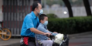 Με μάσκες οι πολίτες λόγω της πανδημίας