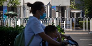 Με μάσκες οι πολίτες λόγω της πανδημίας