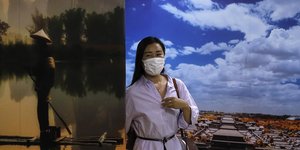 Γυναίκα με μάσκα βγαίνει από τούνελ στη Κίνα