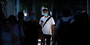 Κινέζος κοιτάζει το κινητό του