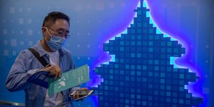 Κινέζος με μάσκα σε χώρο εργασίας