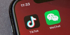 Οθόνη κινητού τηλεφώνου με τις εφαρμογές Tik Tok και WeChat