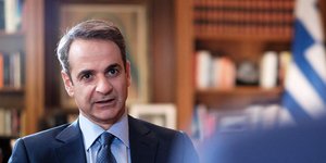 Ο Κυριάκος Μητσοτάκης με κοστούμι και γραβάτα