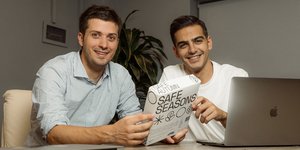 Οι Αλέξανδρος Γιάκας και Σπύρος Μαργέτας, δημιουργοί του kit προσωπικής υγιεινής