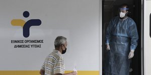 Κινητό κλιμάκιο του ΕΟΔΥ πραγματοποιεί rapid tests για τον κορωνοϊό