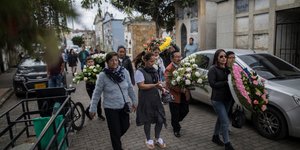 Οικογένεια πηγαίνει σε κηδεία πρώην μέλους της FARC