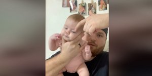 Πατέρας τρίβει τα φρύδια μωρού για να κοιμηθεί