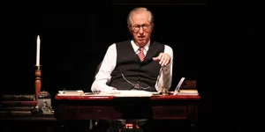 Ο ηθοποιός Κωνσταντίνος Τζούμας σε θεατρική παράσταση