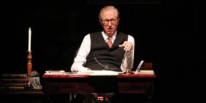 Ο ηθοποιός Κωνσταντίνος Τζούμας σε θεατρική παράσταση