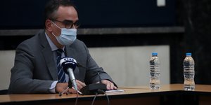 Βασίλης Κοντοζαμάνης με μασκα και γκρι