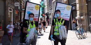 άνδρες με μάσκες στην Ολλανδία λόγω κορωνοϊού