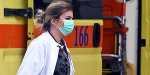 κορωνοϊός γιατρός με μάσκα
