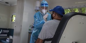 Κορωνοϊός: Γιατρός πραγματοποιεί τεστ