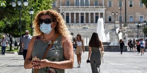 κορωνοϊός γυναίκα με μάσκα