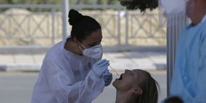 τεστ για κορωνοϊό σε γυναίκα στην Κύπρο