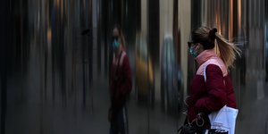 Γυναίκα με μάσκα λόγω κορωνοϊού στην Τσεχία