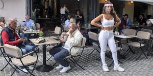 Κόσμος σε καφετέρια 