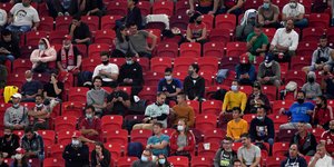Κόσμος στις εξέδρες του γηπέδου της Βουδαπέστης για το Super Cup