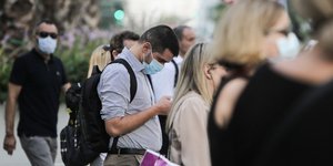 Κόσμος με μάσκες στην Αθήνα