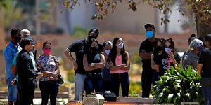 Κόσμος σε νεκροταφείο στην Βραζιλία με μάσκες
