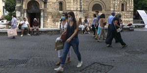 με μασκες στην Καπνικαρεα 