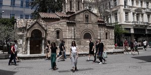 Κόσμος περπατάει στο Μοναστηράκι