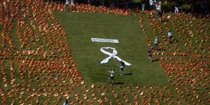 Κόσμος βγάζει φωτογραφίες τις ισπανικές σημαίες για τα θύματα του κορωνοϊού