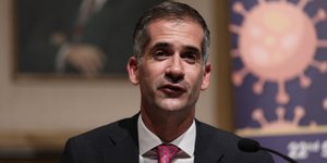 Ο δήμαρχος Αθηναίων Κώστας Μπακογιάννης με φούξια γραβάτα