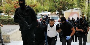 Ποινική δίωξη για κακούργημα στον έναν από τους τρεις συλληφθέντες για τα εκρηκτικά στο Κουκάκι