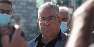 Δημήτρης Κουτσούμπας και διπλα του με μάσκες
