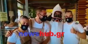 Πήγε για καφέ και για φαγητό ντυμένος αστροναύτης