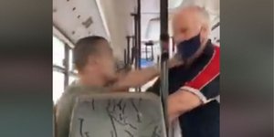 Βίντεο-σοκ: Αγριο ξύλο μεταξύ νεαρού και ηλικιωμένου σε λεωφορείο για τη... μάσκα
