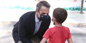 Ο Κυριάκος Μητσοτάκης με νεαρό μαθητή 