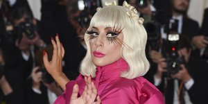 Η Lady Gaga με ξανθά μαλλιά και φούξια τουαλέτα