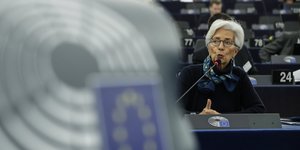 Κριστιν Λαγκαρντ διπλα σε σημα