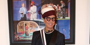 Ο Λάκης Γαβαλάς με καπέλο