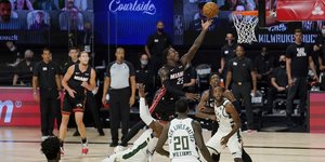 Φάση από το ματς του Μιλγουόκι με το Μαϊάμι