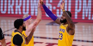 Ο Λεμπρόν Τζέιμς πανηγυρίζει με τους Καρούσο και Ντέιβις