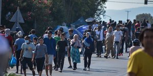 Λέσβος μετανάστες στον δρόμο