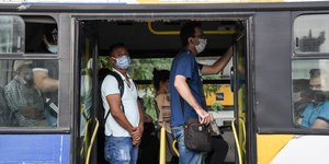 Επιβάτες με μάσκα σε λεωφορείο 