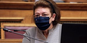 Λίνα Μενδώνη μασκα με σημαια