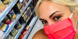 Η Λίνα Σακκά με κόκκινη μάσκα