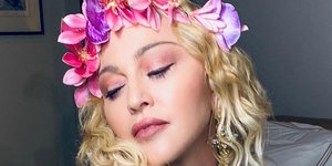 Η Μαντόνα ποζάρει για το Instagram με λουλούδια στα μαλλιά