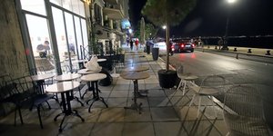 Μαγαζί με άδεια τραπέζια βράδυ