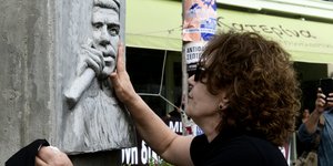 Η Μάγδα Φύσσα στο μνημεία για τον Παύλο Φύσσα στο Κερατσίνι