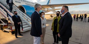 Ο Αμερικανός πρέσβης Τζέφρι Πάιατ με τον Μάικ Πομπέο