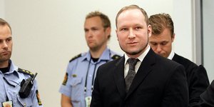 Ο Μπράιβικ με κοστούμι και γραβάτα κατά τη διάρκεια της δίκης του στη Νορβηγία
