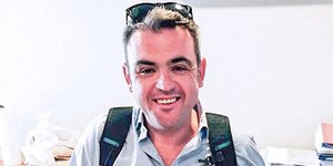 Μανώλης Πετσίτης με γυαλιά στο κεφάλι