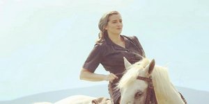 Η Μαρία Κίτσου ιππεύει άλογο για τις ανάγκες της σειράς «Άγριες Μέλισσες»