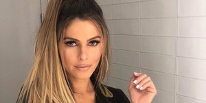 Η Μαρία Μενούνος με πολύ μακριά μαλλιά